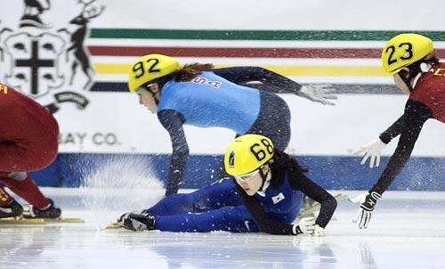 短道1500米周洋发生碰撞美国收渔利 刘秋宏排第三